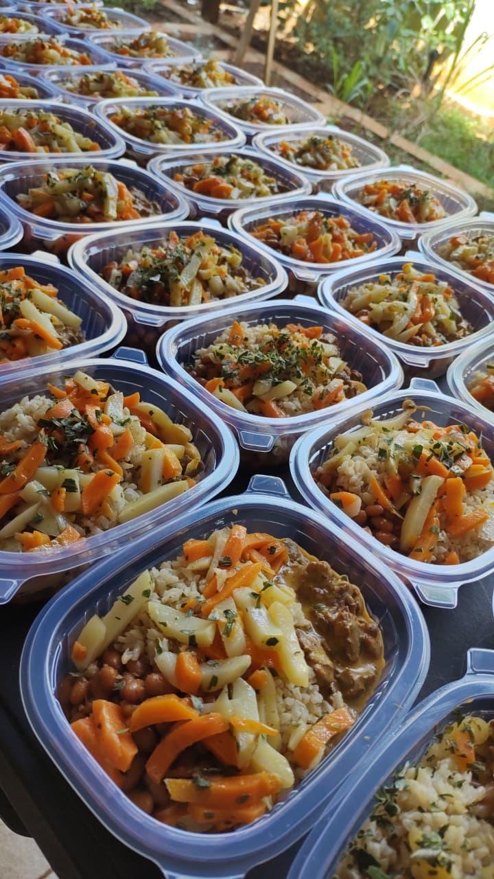 Macarrão integral com frango desfiado